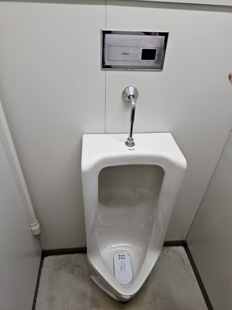小便器交換工事｜老朽化した設備を衛生的で節水型へ更新